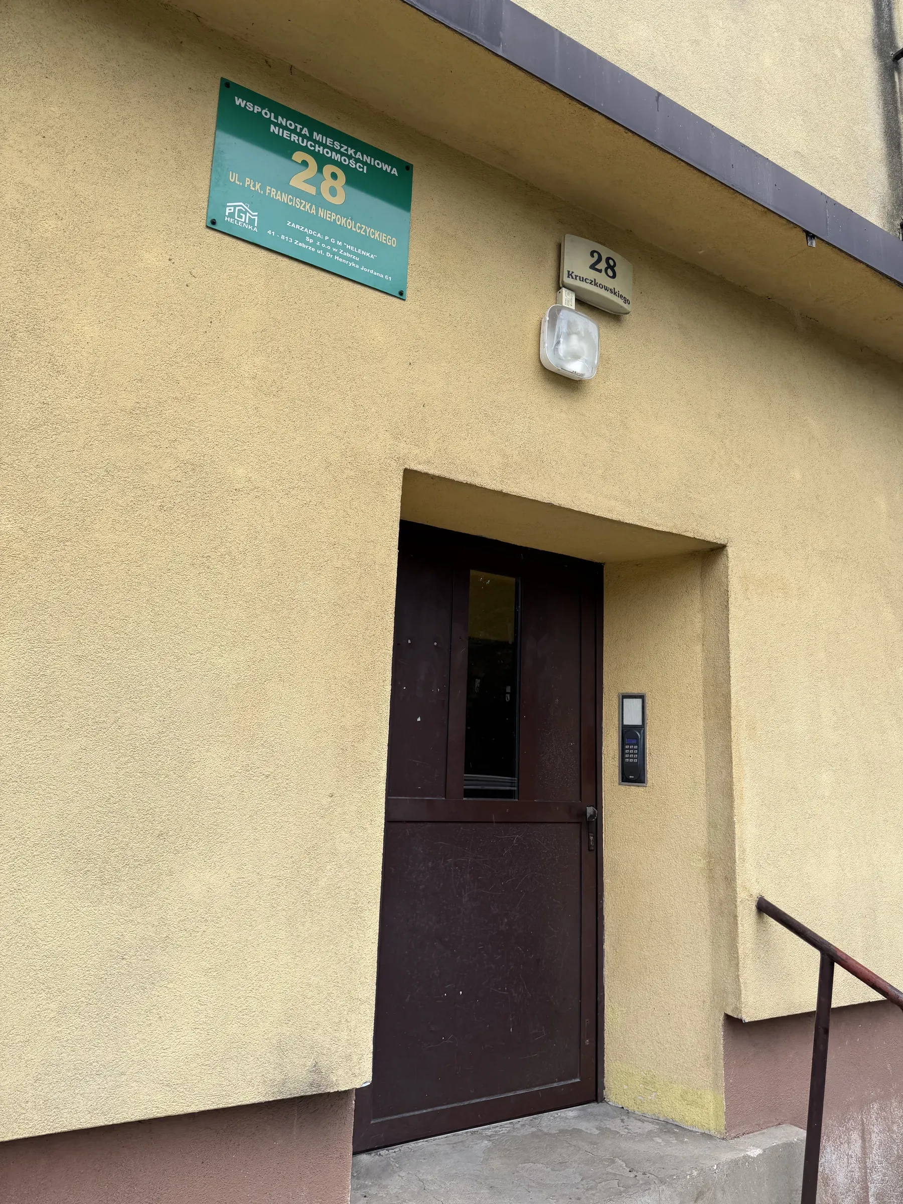Wejście do klatki schodowej budynku, w którym mieści się apartament Helenka Modern