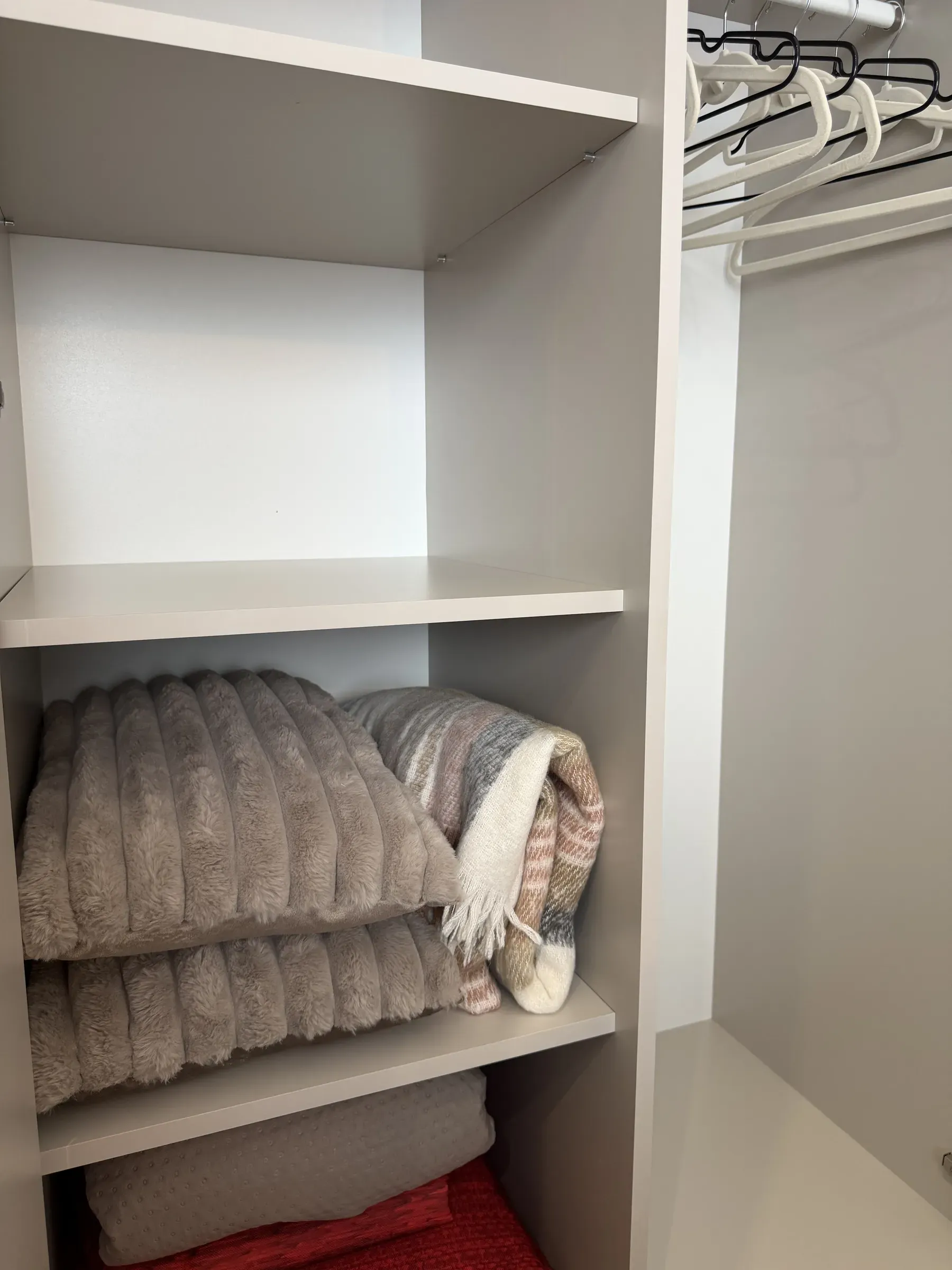 Zapasowe koce i pościel w szafie apartamentu