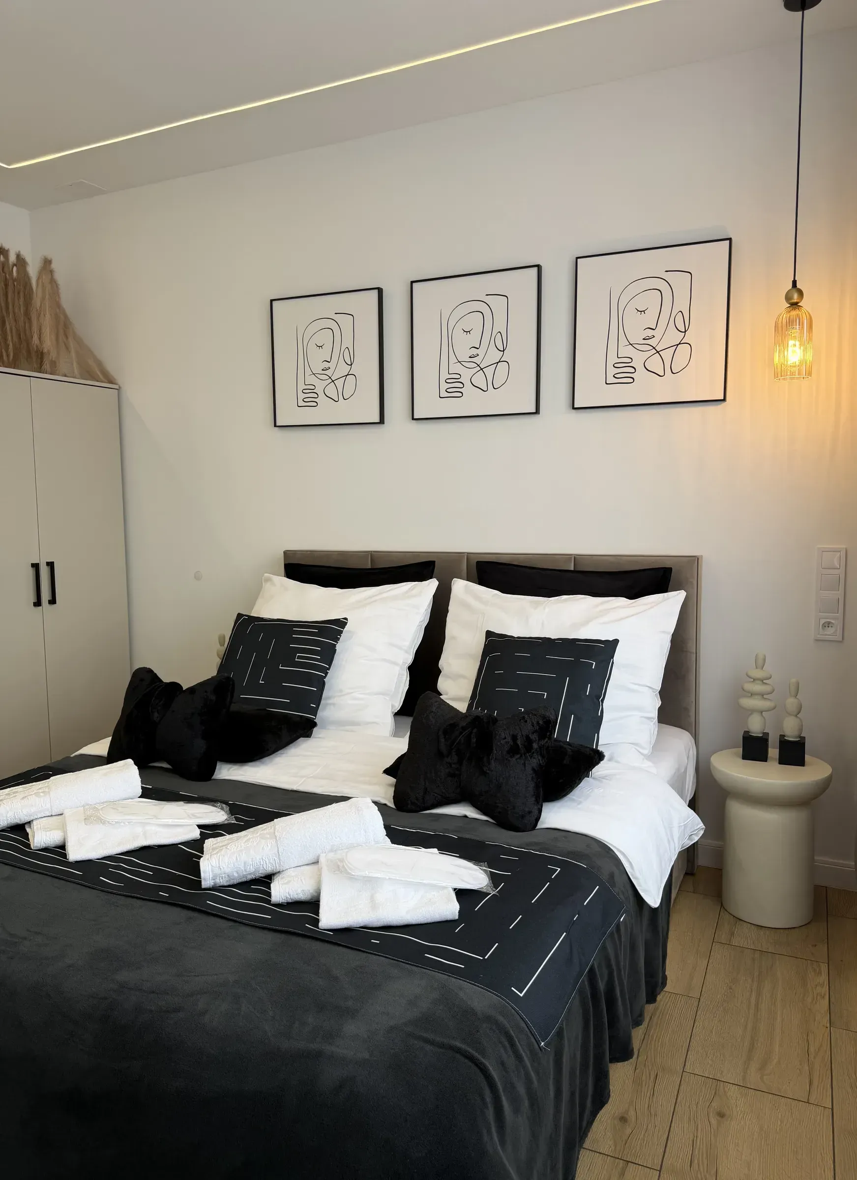Sypialnia apartamentu Helenka Modern w Zabrzu z łóżkiem Queen size przygotowanym dla gości