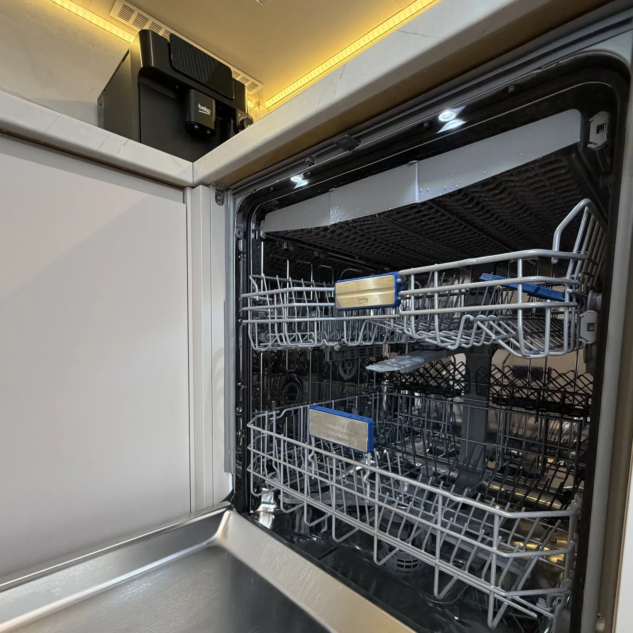 Zmywarka w zabudowie kuchennej apartamentu w Zabrzu
