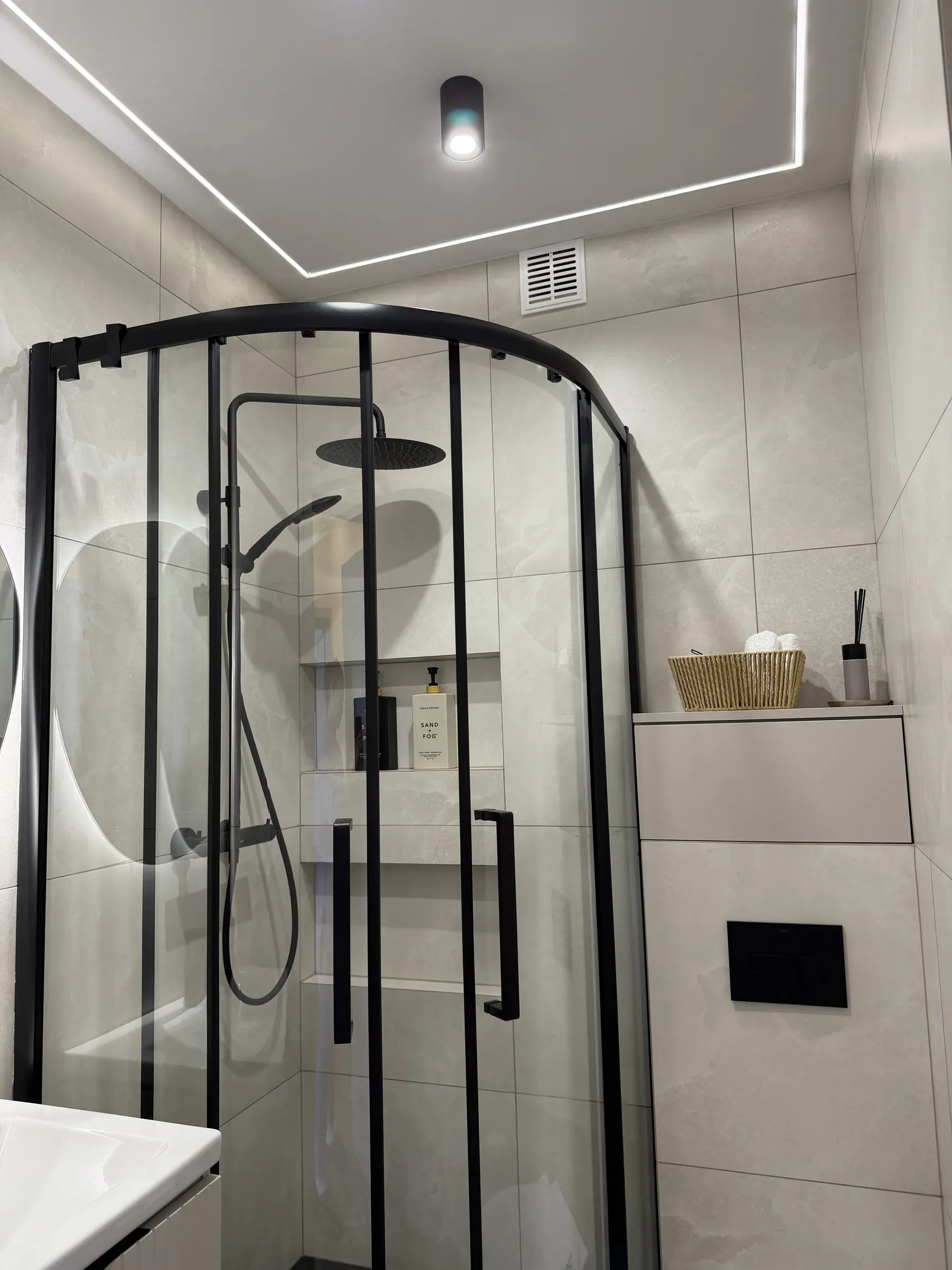 Kabina prysznicowa i szafka łazienkowa, apartament Helenka Modern