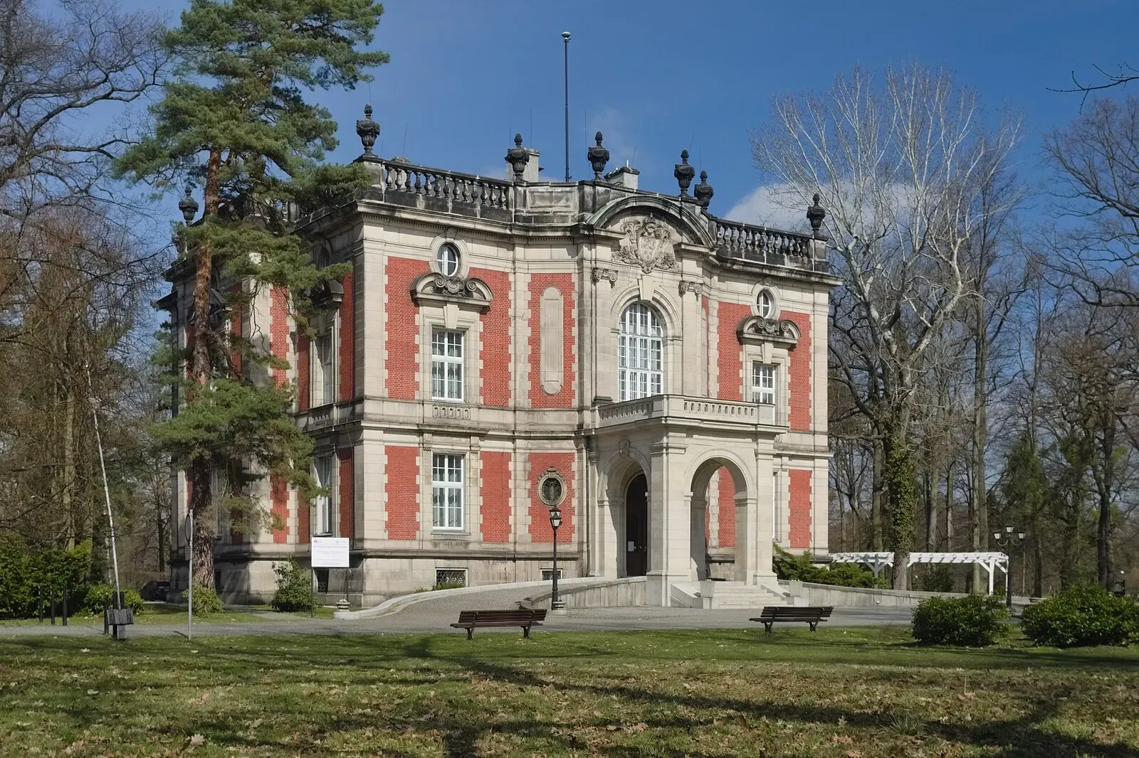 Pałac Kawalera w Świerklańcu, atrakcja w okolicy apartamentu Helenka Modern w Zabrzu