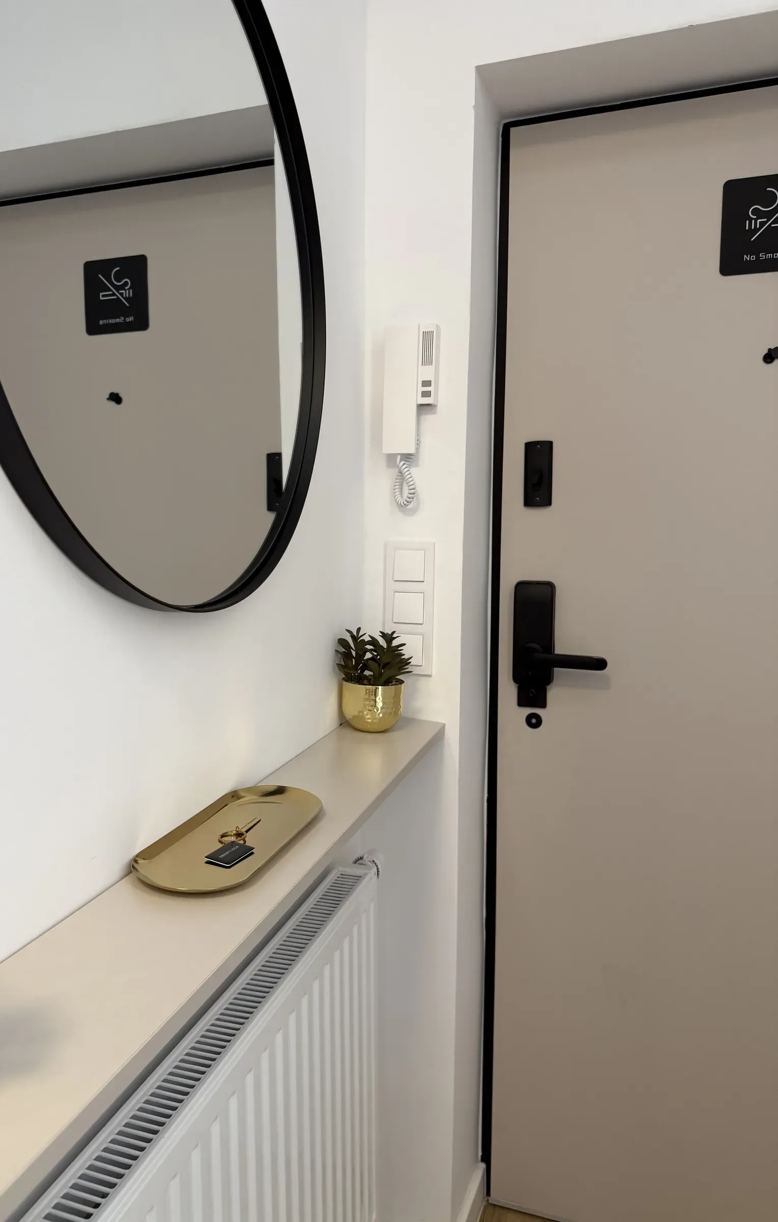 Drzwi wejściowe do apartamentu z zamkiem szyfrowym i tacką na klucze