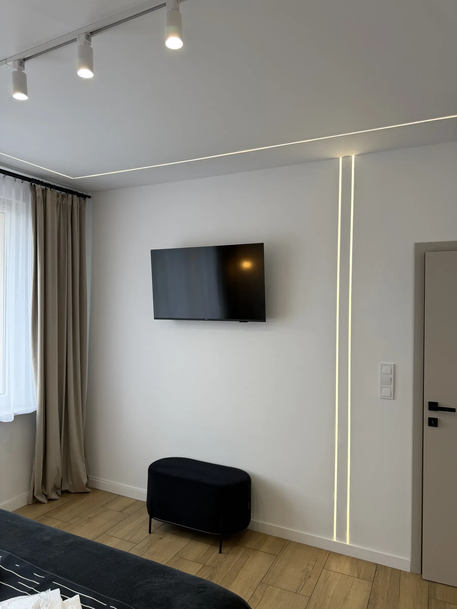 Telewizor i pufa w sypialni apartamentu w Zabrzu