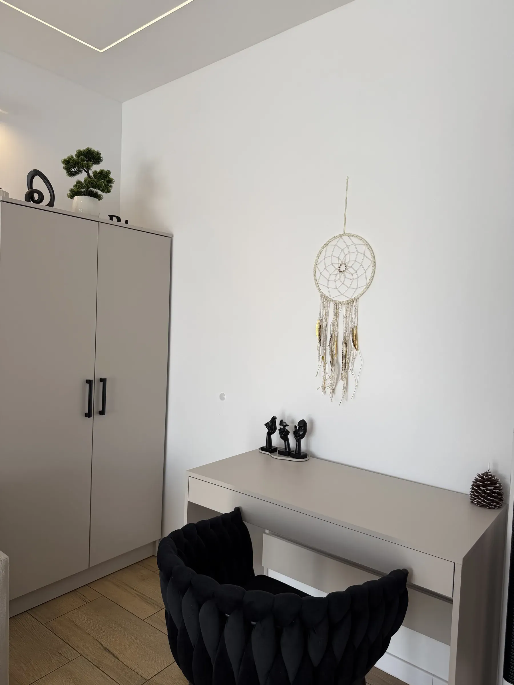 Toaletka z krzesłem i szafa w sypialni apartamentu w Zabrzu